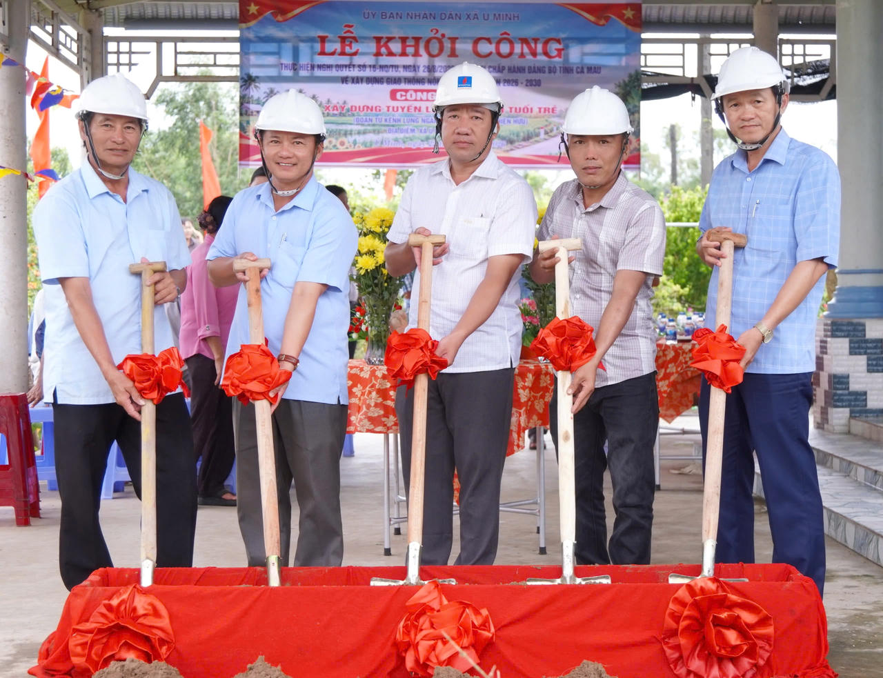 Đại biểu thực hiện nghi thức khởi công, động thổ công trình giao thông nông thôn tại ấp Đường Cuốc (Ảnh: T.C).