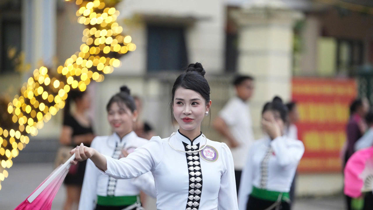 Mường Lò rực sáng đêm hội, lan tỏa giá trị Xòe Thái