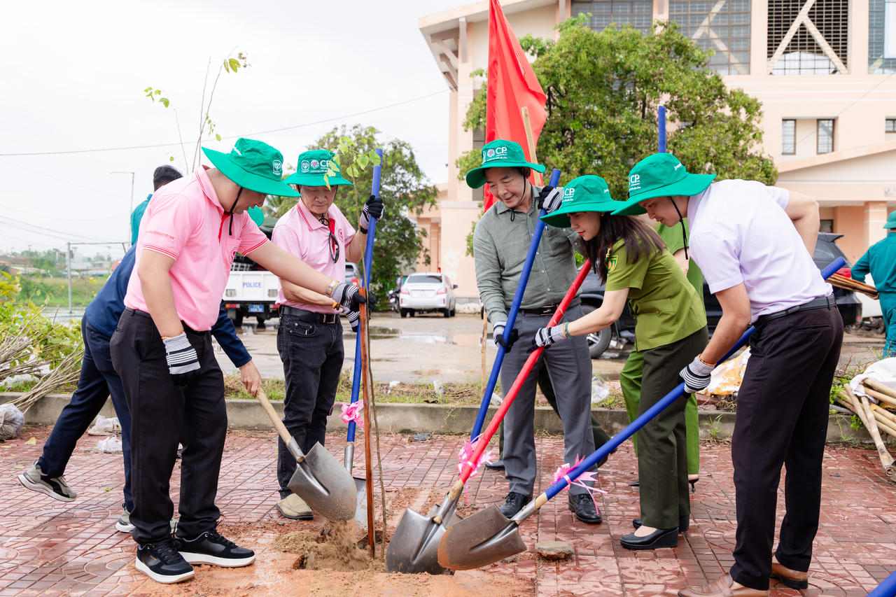 Các đại biểu, người dân tham gia trồng cây tại sự kiện. Ảnh: C.P. Việt Nam