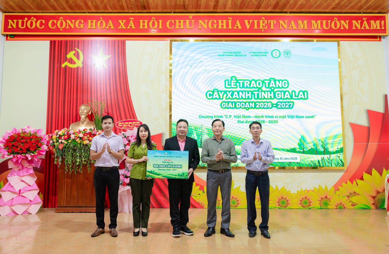 Đại diện C.P. Việt Nam trao biển biểu trưng tặng 150 nghìn cây xanh cho tỉnh Gia Lai. Ảnh: C.P. Việt Nam