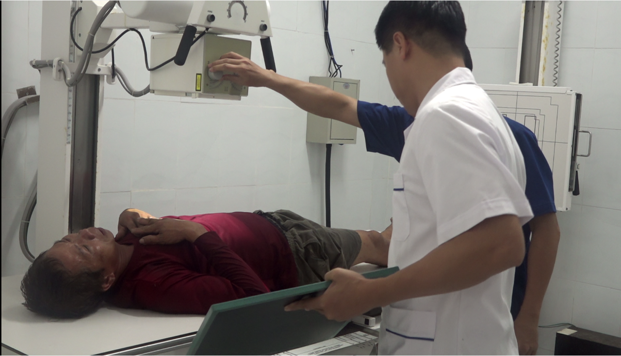 Các y, bác sĩ sử dụng nghiệp vụ để thăm khám cho ngư dân. Ảnh: Bệnh xá đảo Song Tử Tây