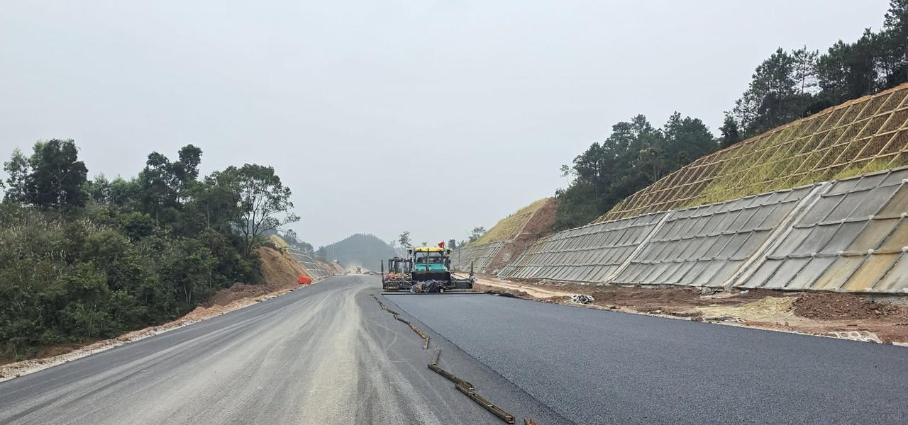 Thi công cao tốc Hữu Nghị - Chi Lăng. Ảnh: MH