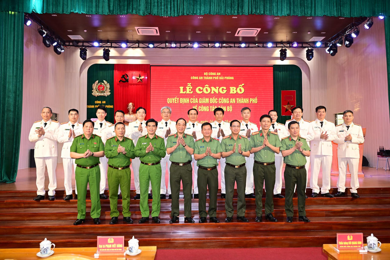 Lãnh đạo Công an TP Hải Phòng chụp ảnh lưu niệm cùng các cán bộ được điều động, bổ nhiệm giữ chức vụ trưởng các phòng nghiệp vụ. (Ảnh: CATPHP)