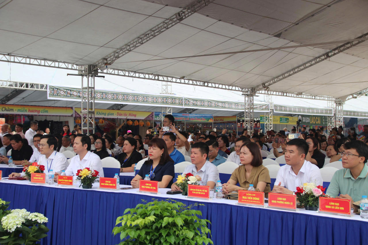 Các đại biểu tham dự lễ khai mạc (Ảnh: Nguyễn Hải).