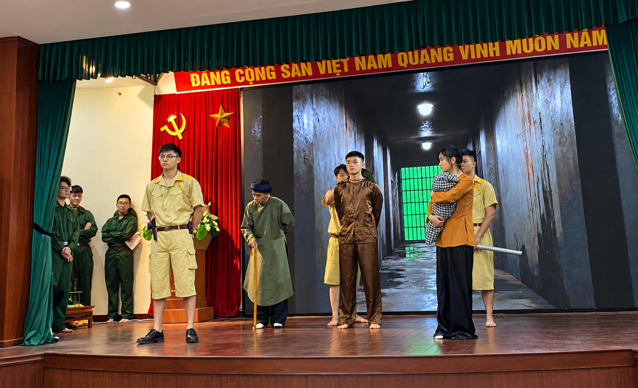 Tiết mục sân khấu hóa của đội "Nữ thép kiêu hùng". (Ảnh: PV)