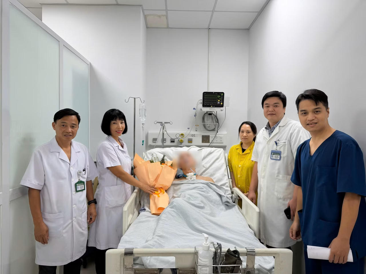 BS Đỗ Thị Lệ Thuý, Phó Giám đốc Bệnh viện 19-8 cùng lãnh đạo Khoa Điều trị tích cực - Chống độc và Nội Tiêu hoá tặng hoa chúc mừng bệnh nhân.(Ảnh: Bệnh viện 19-8) 