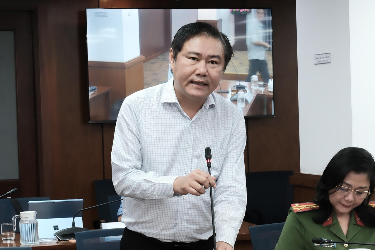 Ông Nguyễn Khắc Hiếu, Phó Trưởng phòng Quản lý năng lượng, Sở Công Thương TP HCM thông tin tại cuộc họp. Ảnh: Thu Uyên