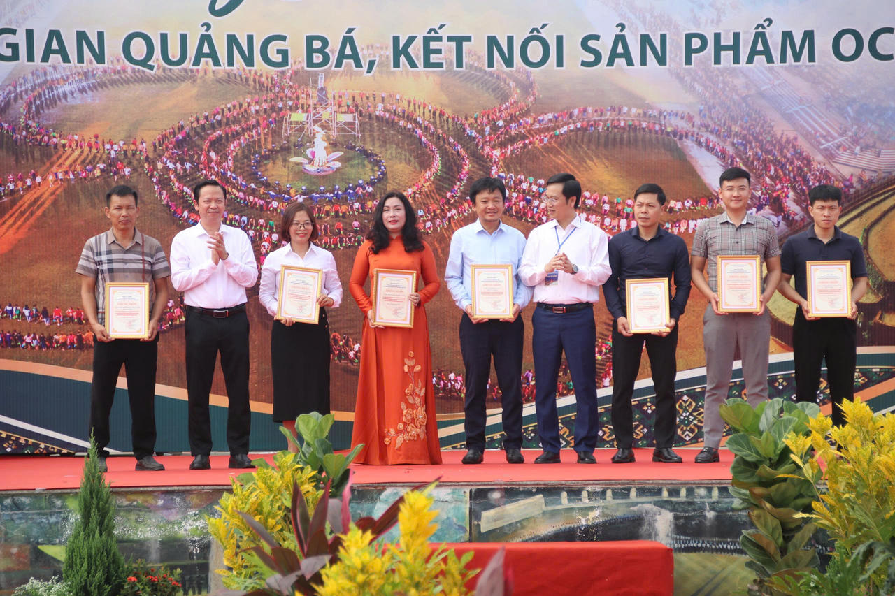 Trao giấy chứng nhận các tỉnh có sản phẩm tham gia hội chợ (Ảnh: Nguyễn Hải).