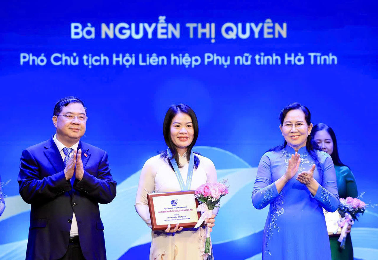 Phó Thủ tướng thường trực Chính phủ Phạm Gia Túc và Chủ tịch Hội LHPN Việt Nam Lê Thị Thủy trao Giải thưởng Phụ nữ Việt Nam năm 2026 cho tập thể và cá nhân có thành tích nổi bật. (Ảnh: Tuấn Anh)