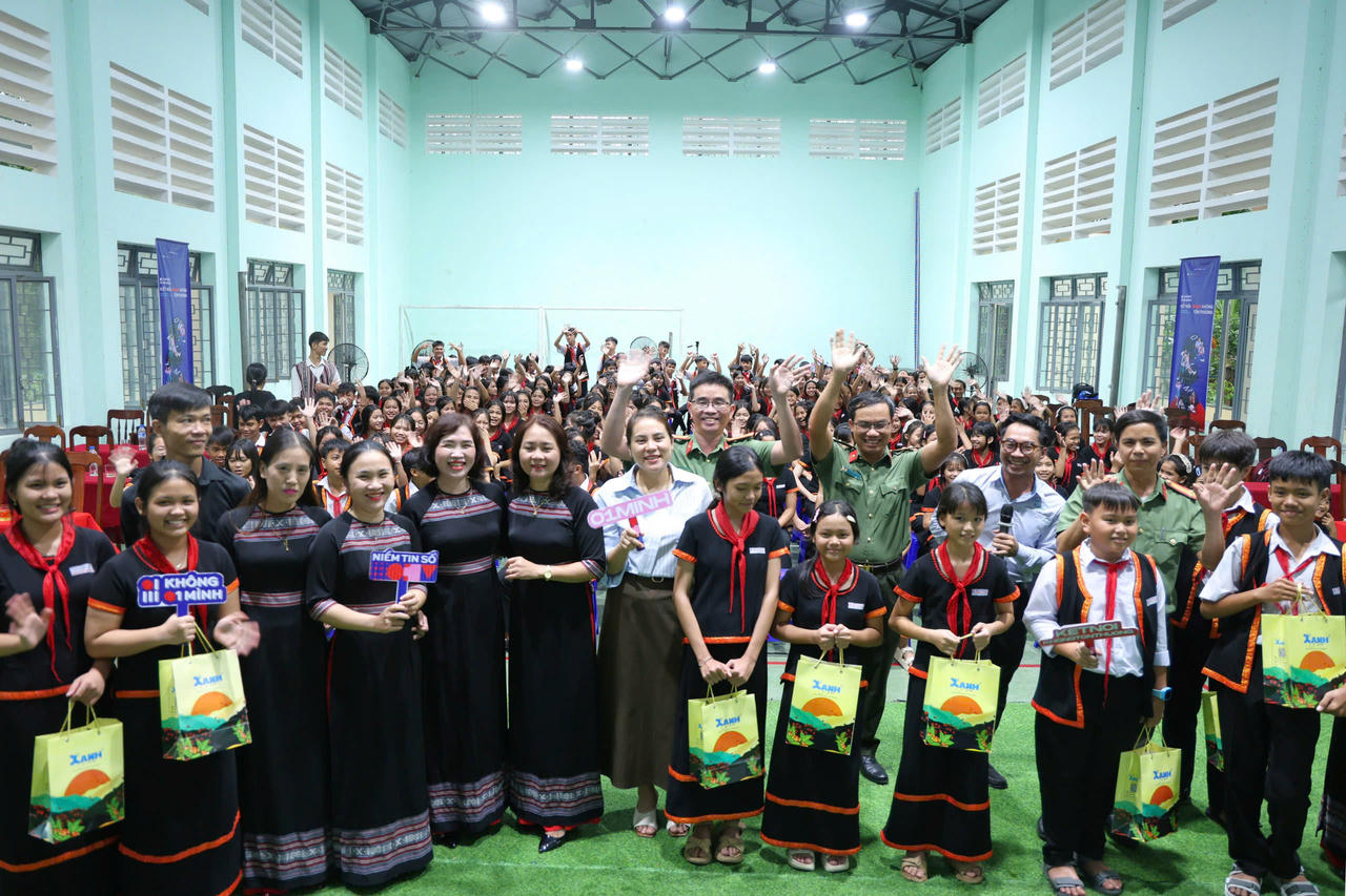 Trường PTDTNT THCS Minh Long; Trường THPT Lê Quý Đôn (xã Bình Sơn); Trường PTDTNT Tiểu học và THCS xã Rờ Kơi; Trường THCS Kon Tum (phường Kon Tum) và Trường PTDTNT THPT Măng Đen (xã Măng Đen) là 5 điểm trường tiên phong được lựa chọn triển khai chiến dịch tại Quảng Ngãi (ảnh Vân Anh)