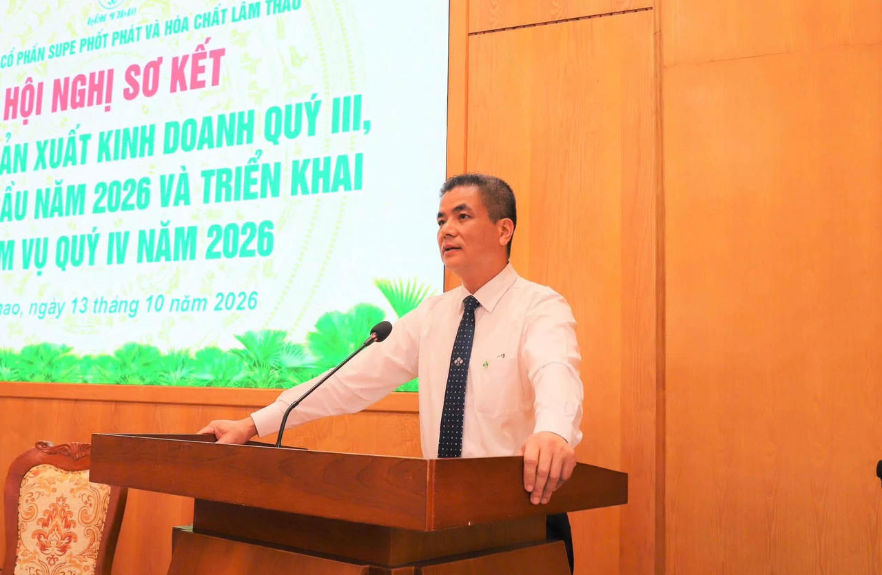 Tại hội nghị sơ kết kết quả sản xuất kinh doanh quý III và 9 tháng đầu năm của công ty, ông Phạm Thanh Tùng, Bí thư Đảng ủy, Tổng Giám đốc Công ty, ghi nhận nỗ lực của các đơn vị, người lao động. Ảnh: Supe Lâm Thao 