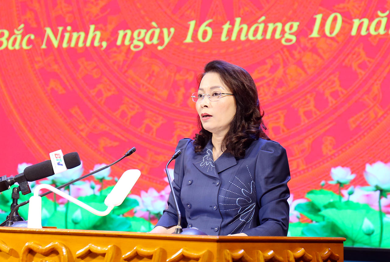 Phó bí thư Thường trực Thành uỷ Nguyễn Thị Hương phát biểu tại hội nghị. (Ảnh Cổng TTĐT Bắc Ninh)