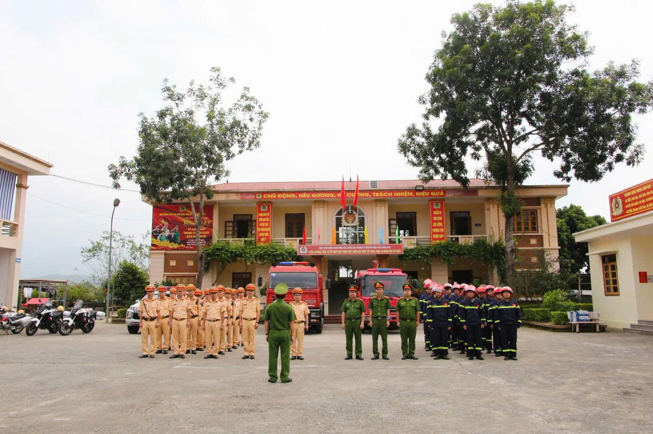 Lực lượng Công an tỉnh Lào Cai tăng cường các biện pháp bảo đảm an ninh, trật tự, tổ chức phân luồng giao thông và chủ động phòng cháy, chữa cháy, phục vụ chương trình  Lễ hội Mường Lò 2026. (Ảnh: TTDV phường Nghĩa Lộ).
