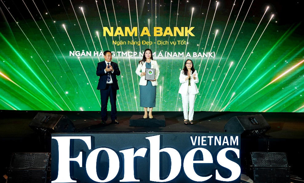 Đại diện Nam A Bank nhận vinh danh Top 50 Doanh nghiệp Dẫn đầu về ESG Việt Nam