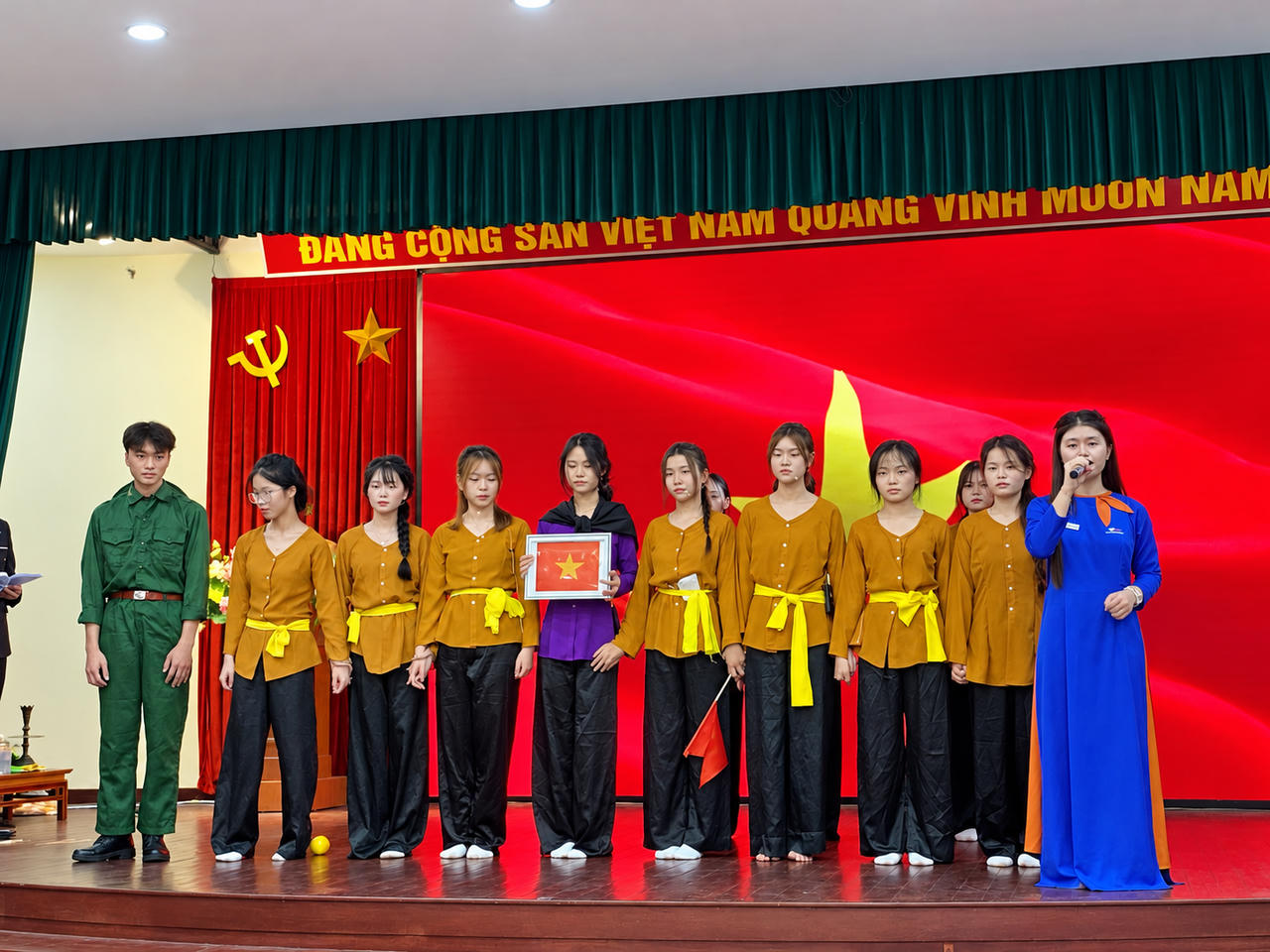 Phần thi giàu cảm xúc của đội "Lam hạ anh hùng". (Ảnh: PV)