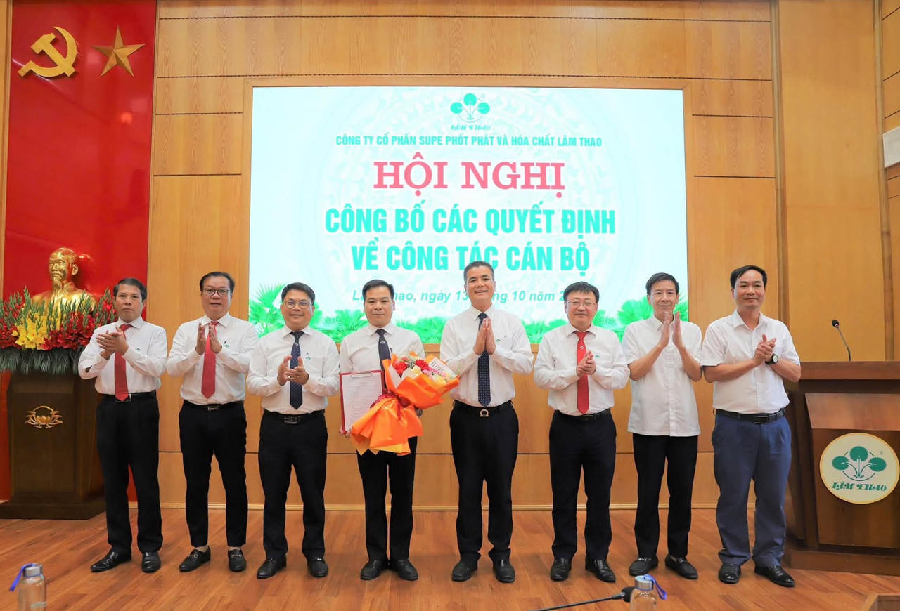 Tại hội nghị sơ kết kết quả sản xuất kinh doanh quý III và 9 tháng đầu năm của công ty, ông Phạm Thanh Tùng, Bí thư Đảng ủy, Tổng Giám đốc Công ty, ghi nhận nỗ lực của các đơn vị, người lao động. Ảnh: Supe Lâm Thao 