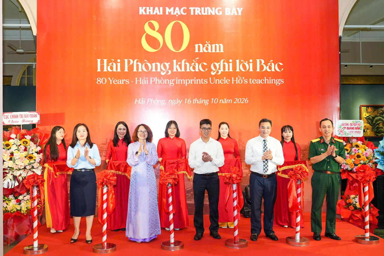 Các đại biểu cắt băng khai mạc trưng bày chuyên đề “80 năm - Hải Phòng khắc ghi lời Bác” tại Bảo tàng Hải Phòng. (Ảnh: Đông Bắc)