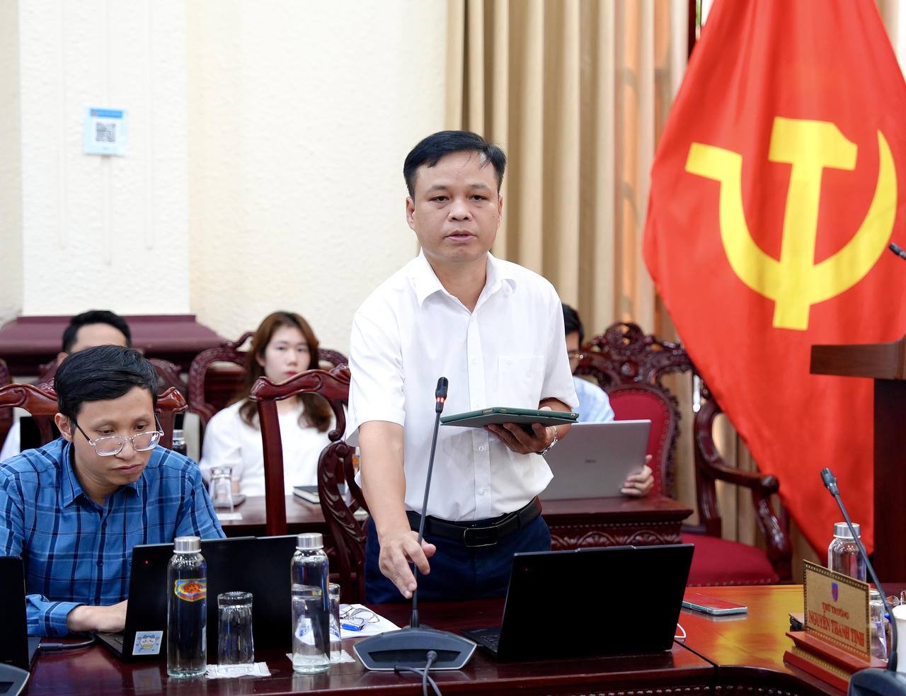 Phó Cục trưởng Cục Công nghệ thông tin Phạm Đức Dụ phát biểu tại cuộc họp.