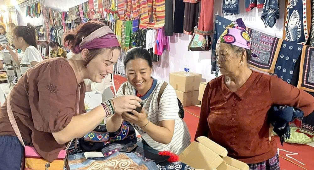 Đông đảo người dân và du khách trong, ngoài nước tham quan, trải nghiệm mua sắm tại các gian hàng sản phẩm OCOP. (ảnh: Mạnh Hùng)