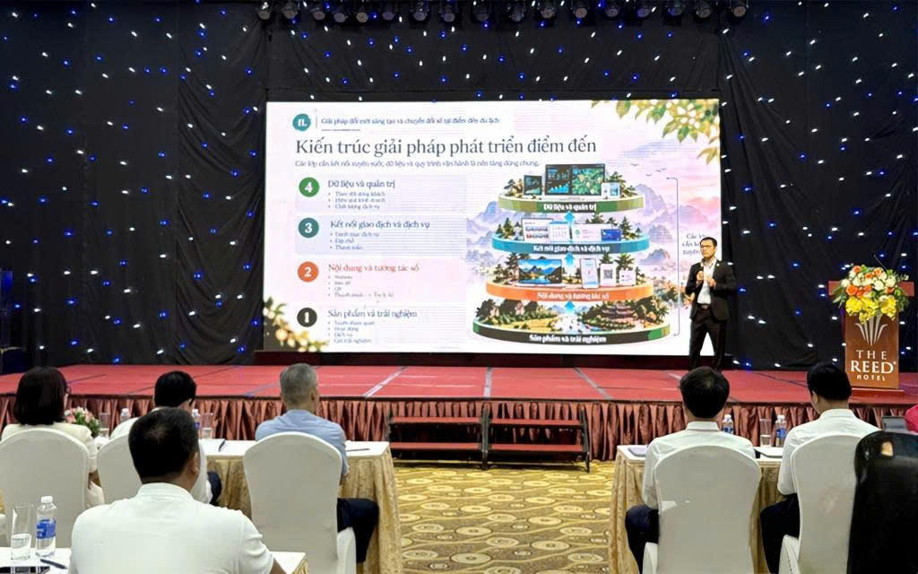 Đại biểu đại diện Cộng đồng Công nghệ du lịch ẩm thực Techfest Việt Nam trình bày chi tiết mô hình kiến trúc giải pháp phát triển điểm đến (Ảnh: Trường Giang)