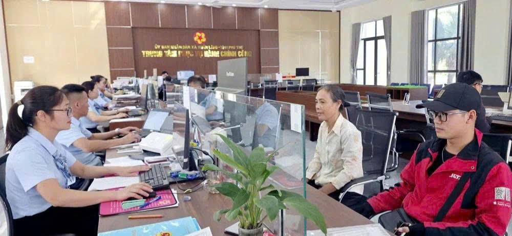 Cán bộ xã Xuân Lãng hỗ trợ, hướng dẫn người dân giải quyết thủ tục hành chính nhanh chóng, thuận lợi.(Ảnh: Ngọc Thắng)