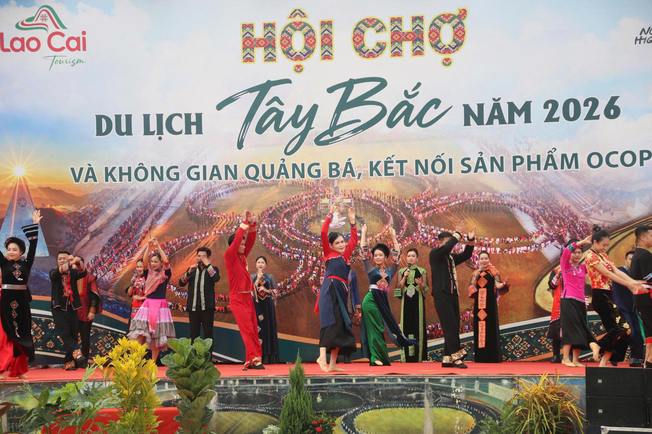 Văn nghệ chào mừng (Ảnh: Nguyễn Hải).