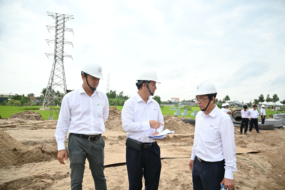 EVNSPC đang tập trung cao độ cho công tác đầu tư xây dựng lưới điện đảm bảo nguồn điện phục vụ người dân. Ảnh: EVNSPC