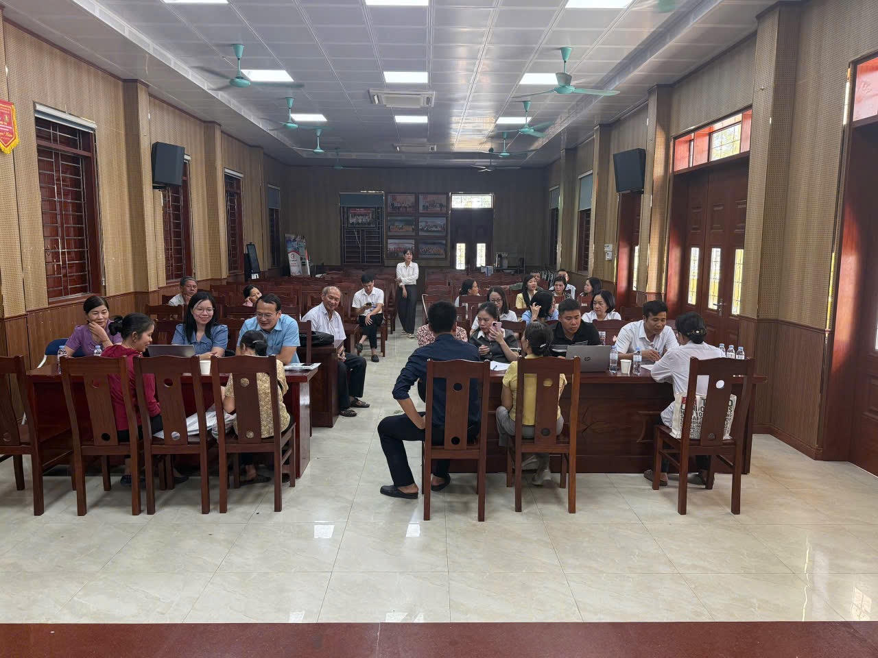 Từ nhà văn hóa thôn đến bộ phận tiếp công dân của xã, mỗi địa điểm làm việc là một đầu mối để ngành Tư pháp lắng nghe và nắm bắt những vấn đề đang đặt ra tại cơ sở. (Ảnh: Trung tâm Truyền thông số, Sở Tư pháp Hưng Yên)