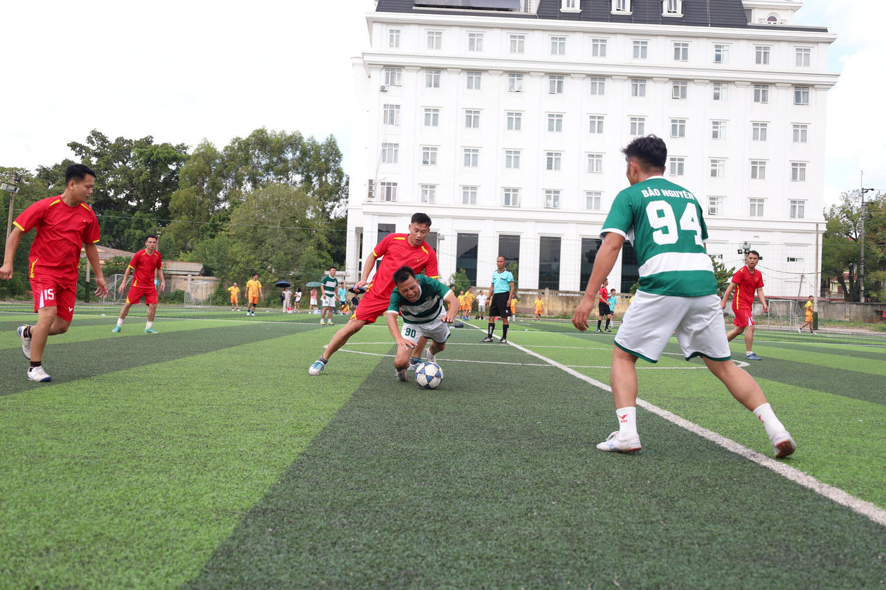 Pha bóng quyết liệt trong trận chung kết giữa CLB 3-2 và FC Bảo Nguyên. Ảnh: PV