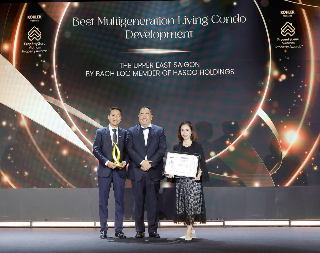 Ông Nguyễn Minh Ly – Phó Chủ tịch HĐQT và Bà Trần Thị Thu Trang – Phó Tổng Giám đốc, đại diện nhà phát triển Bách Lộc đón nhận giải thưởng vinh danh The Upper East Saigon tại PropertyGuru Vietnam Property Awards 2026.