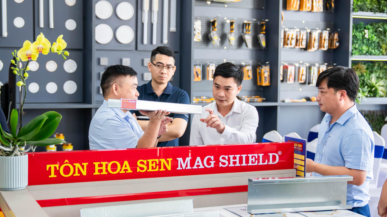 Sản phẩm Tôn siêu bền và Ống thép siêu bền Hoa Sen Mag Shield được khách hàng tin dùng nhờ những ưu điểm vượt trội so với dòng sản phẩm tôn thép mạ thông thường.