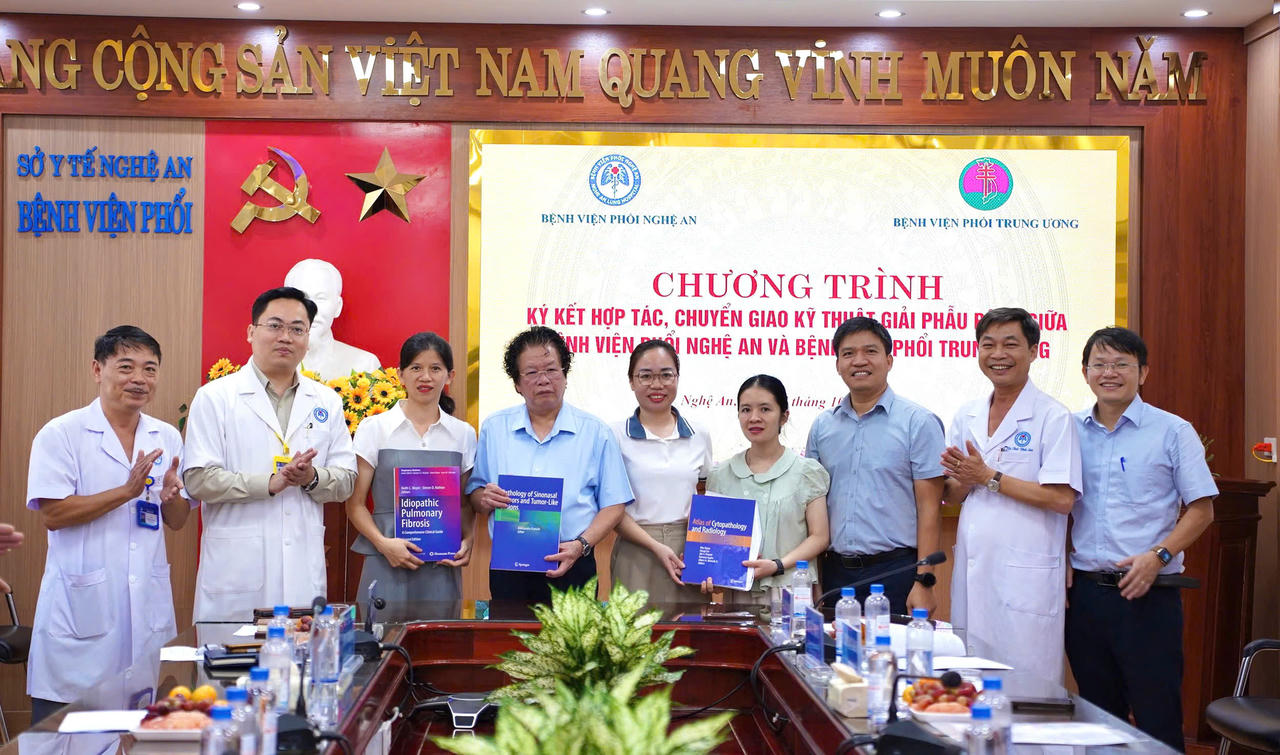 Ba nhóm kỹ thuật được chuyển giao trong lễ ký kết (ảnh N. Toàn)