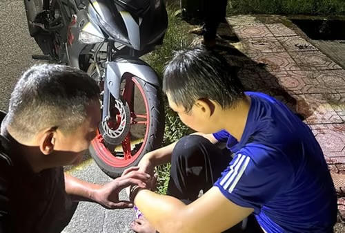 Đại uý Công an lao xuống sông, cứu nam thanh niên nhảy cầu 