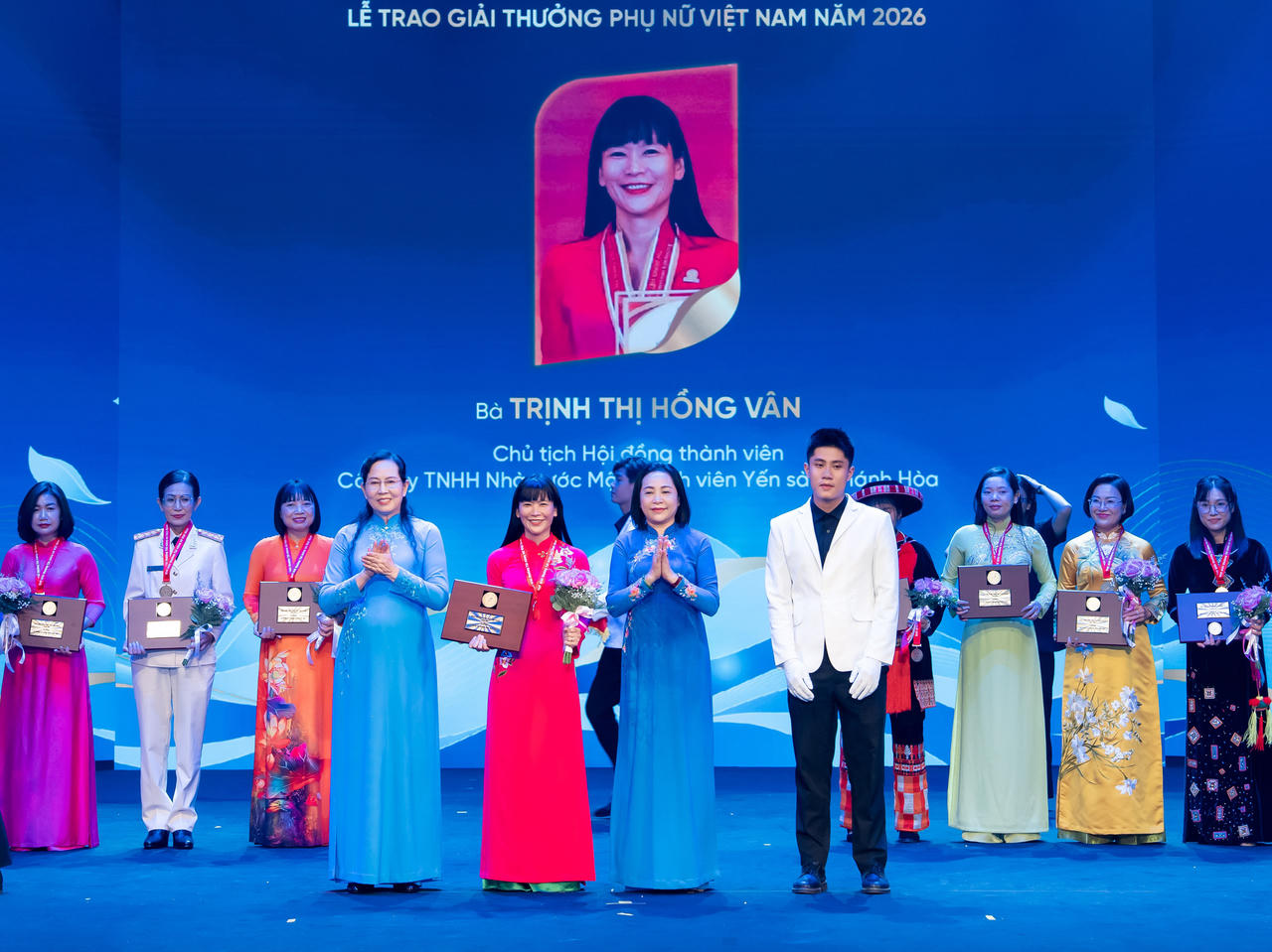 Chủ tịch Hội đồng thành viên Công ty Yến sào Khánh Hòa Trịnh Thị Hồng Vân nhận Giải thưởng Phụ nữ Việt Nam năm 2026. Ảnh: NGỌC CHÂU