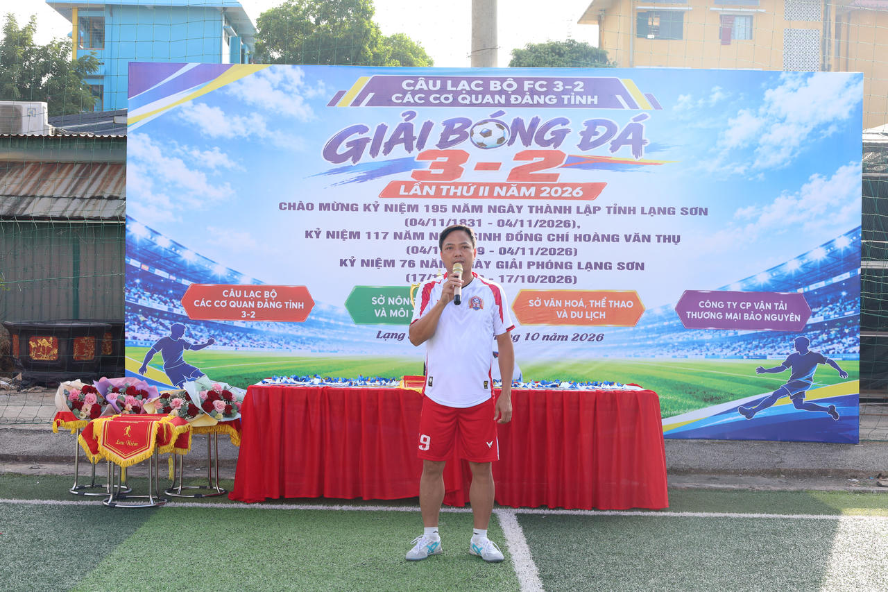 Phó Trưởng Ban Thường trực Ban Tuyên giáo Tỉnh ủy Lạng Sơn Nguyễn Văn Chung phát biểu khai mạc giải đấu. Ảnh: PV