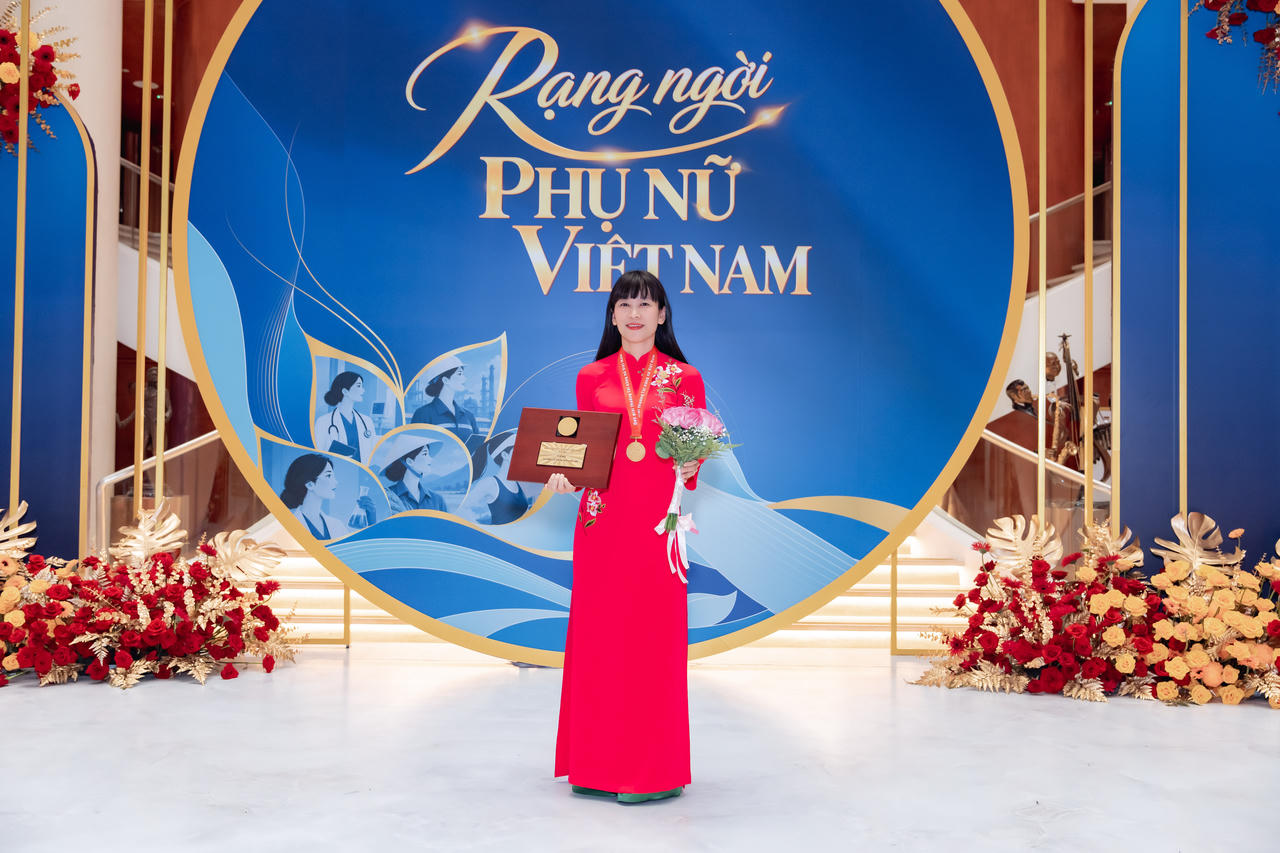 Bà Trịnh Thị Hồng Vân được trao Giải thưởng Phụ nữ Việt Nam năm 2026. Ảnh: NGỌC CHÂU