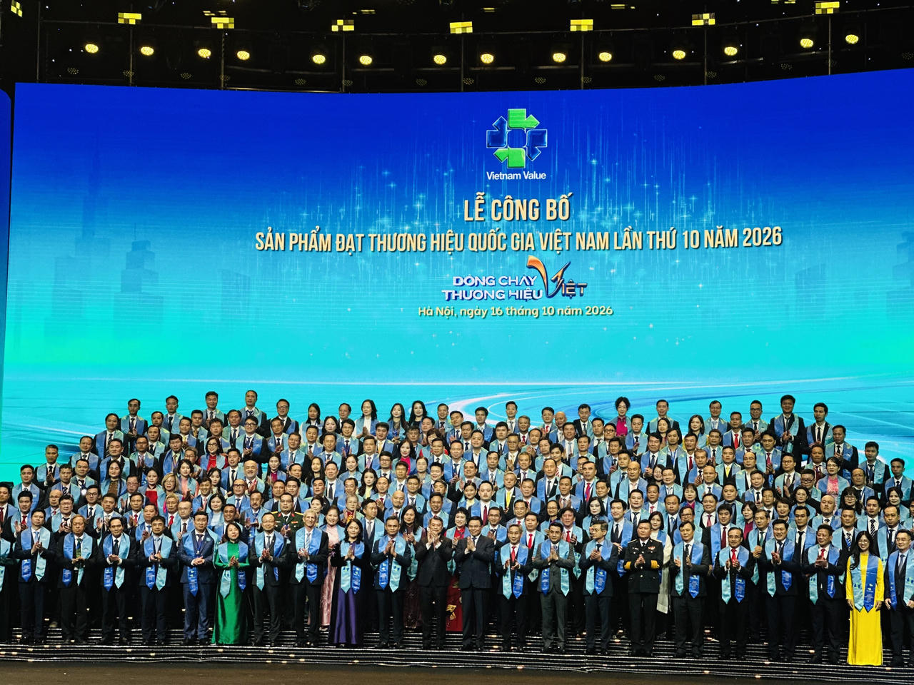 Thủ tướng và Bộ Trưởng Bộ Công thương chúc mừng 227 doanh nghiệp đạt Thương hiệu Quốc gia 2026. Ảnh: Saigon Co.op