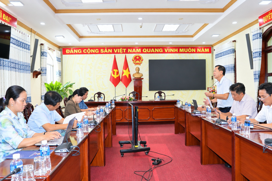 Ông Thái Minh Cương - Giám đốc Công ty Điện lực Đồng Tháp (phải) báo cáo với Đoàn ĐBQH tỉnh Đồng Tháp. Ảnh: EVNSPC