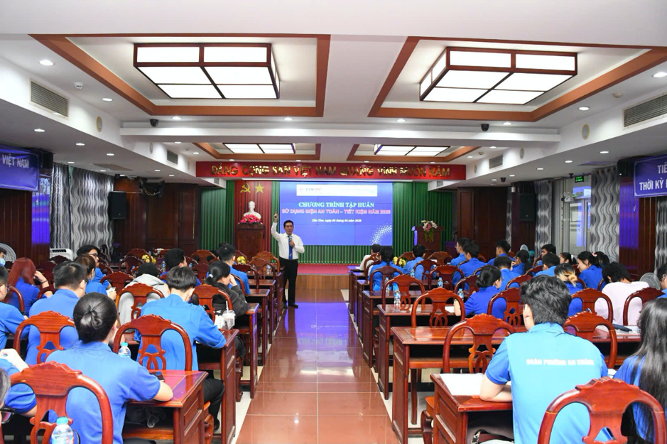 Tăng cường công tác tuyên truyền đến các hội đoàn thể để hỗ trợ người dân các dịch vụ, tiện tích về điện. Ảnh: EVNSPC