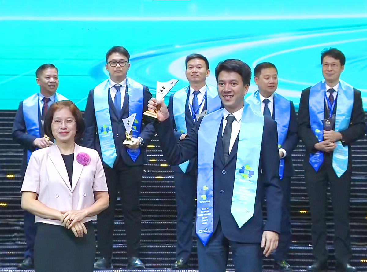 TS. Nguyễn Trí Anh - Tổng Giám đốc MEDLATEC GROUP nhận chiếc cúp danh giá từ Ban Tổ chức