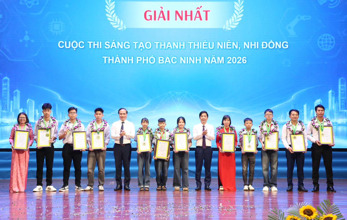 Phó Chủ tịch HĐND TP Bắc Ninh Nguyễn Anh Tuấn và Phó Chủ tịch Liên hiệp các Hội Khoa học và Kỹ thuật Việt Nam Phạm Ngọc Linh trao giải Nhất cho các tác giả, nhóm tác giả. (Cổng TTĐT Bắc Ninh)