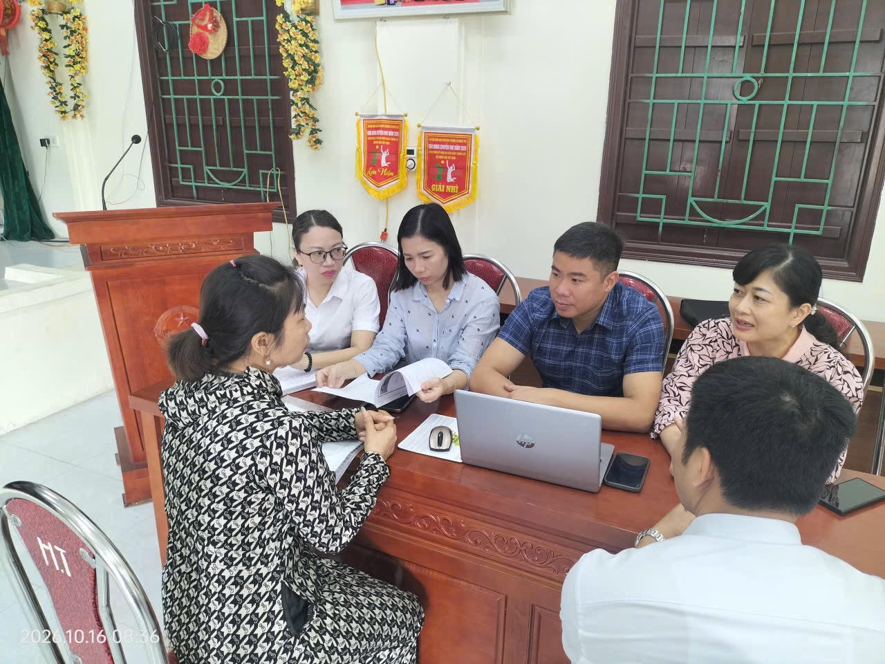 Tư vấn, hỗ trợ giúp người dân tại thôn Như Phượng (Ảnh: Trung tâm Truyền thông số, Sở Tư pháp Hưng Yên)