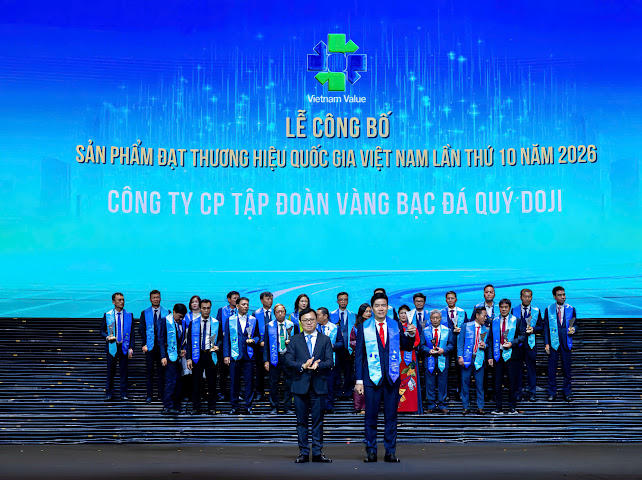 Đại diện DOJI nhận biểu trưng Thương hiệu Quốc gia Việt Nam 2026, ghi dấu 16 năm liên tiếp được vinh danh.