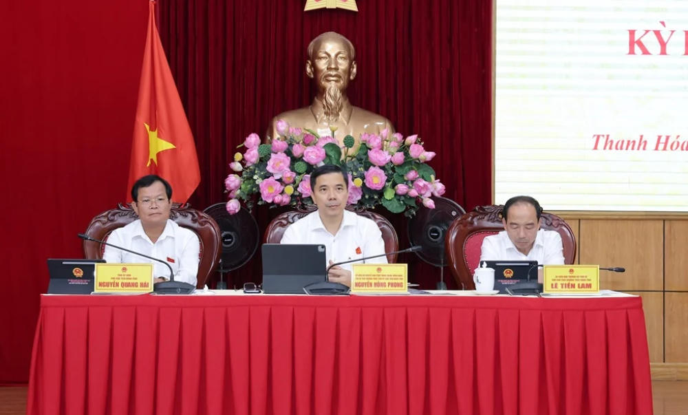 Phó Bí thư Thường trực Tỉnh ủy, Chủ tịch HĐND tỉnh Thanh Hóa Nguyễn Hồng Phong (giữa) điều hành kỳ họp (Ảnh: QH).