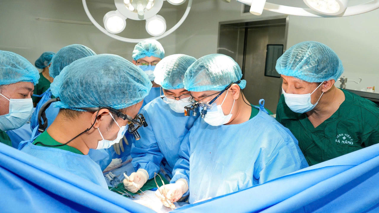Các y bác sĩ thực hiện phẫu thuật cho bệnh nhân. (Ảnh: BVCC)