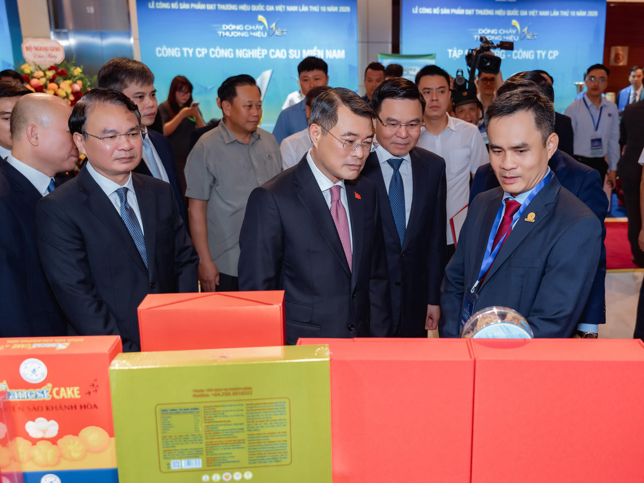 Thủ tướng Chính phủ Lê Minh Hưng thăm gian trưng bày sản phẩm Công ty Yến sào Khánh Hòa. Ảnh: NGỌC CHÂU