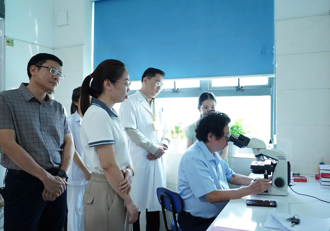 Đoàn công tác chuyển giao những kỹ thuật chuyên sâu trong giải phẫu bệnh (ảnh N. Toàn)