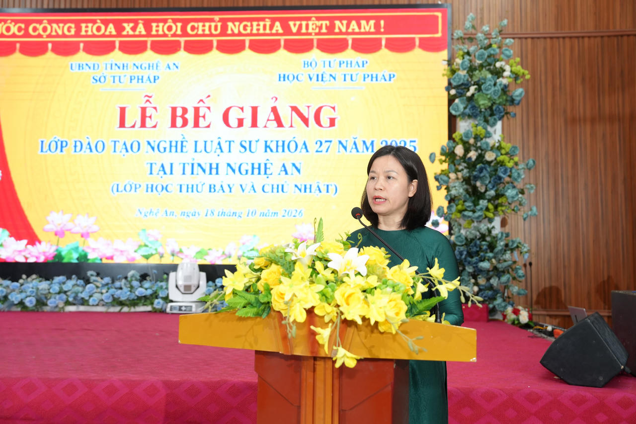 TS. Nguyễn Thị Thu Hồng - Phó Trưởng phòng Đào tạo và Công tác học viên, Học viện Tư pháp báo cáo tổng kết khóa học. Ảnh: Hoàng Cường