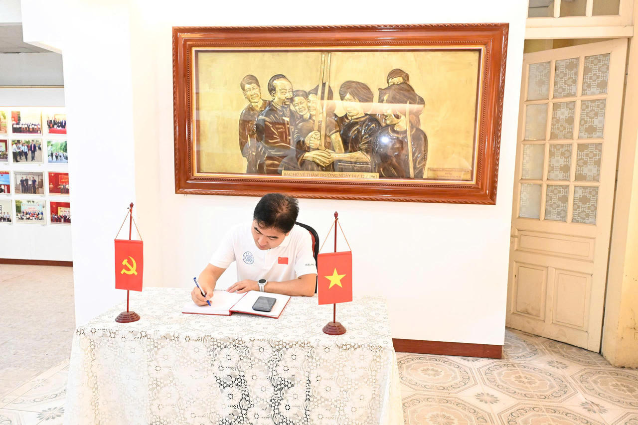 PGS.TS. Tian Hui – Bí thư Đảng ủy Học viện Thể dục thể thao, Đại học Trùng Khánh, Trung Quốc ghi lưu bút tại Nhà truyền thống.