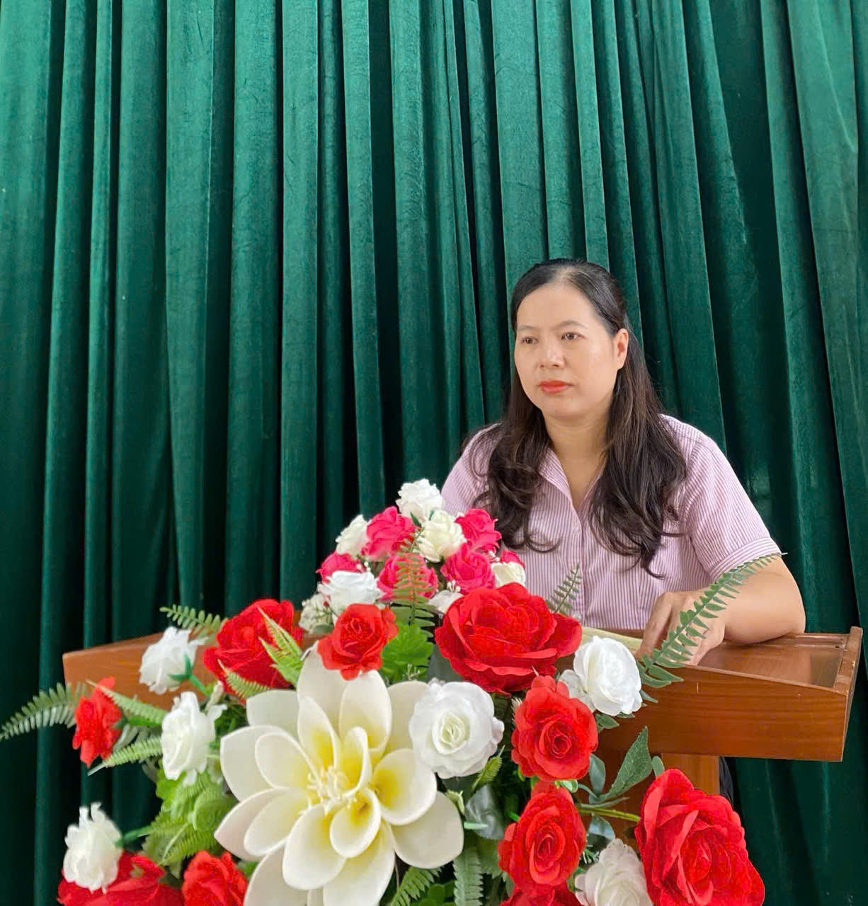 Bí thư Chi bộ, Giám đốc Phòng giao dịch NHCSXH Hà Quảng, bà Đàm Thị Thu phát biểu tại cuộc họp của đơn vị triển khai nhiệm vụ quý 4/2026.